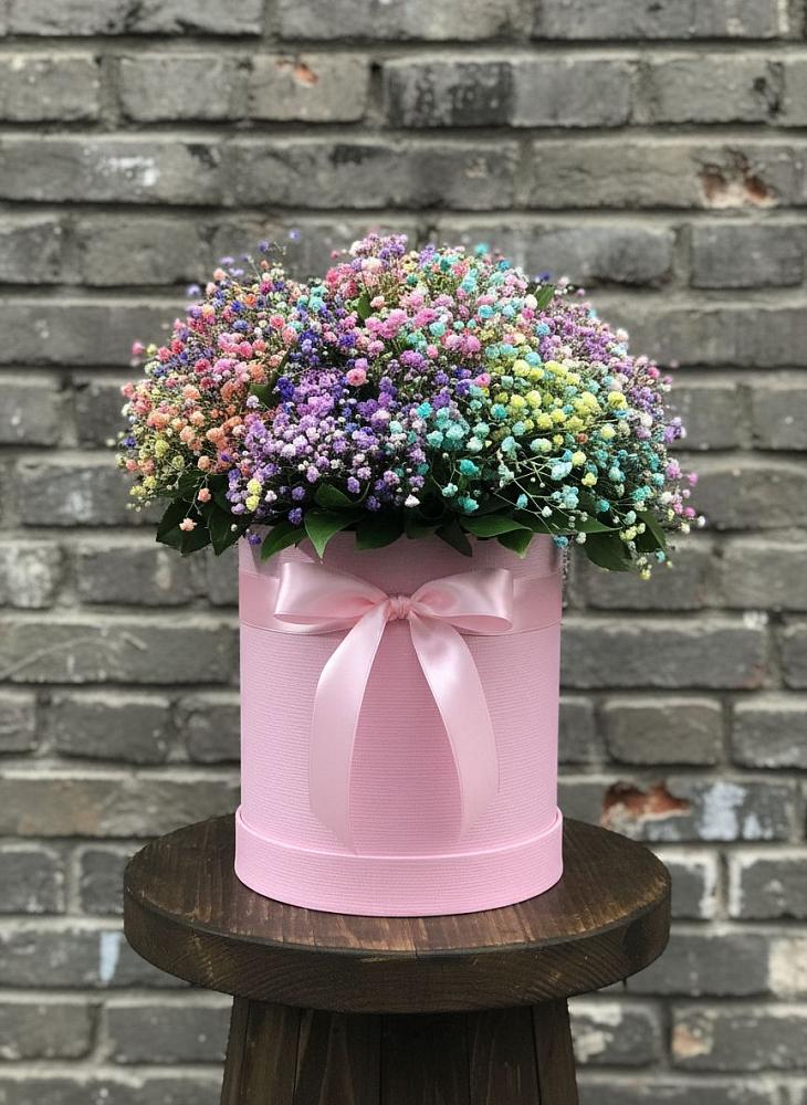 Цветочная композиция из Гипсофила и Розы в шляпной коробке в Новоульяновском