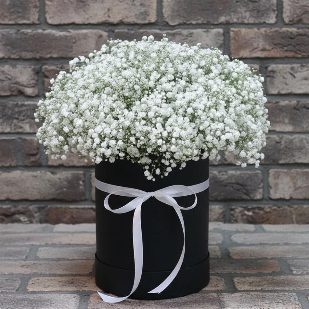 Цветочная композиция из Гипсофила в шляпной коробке в Новоульяновском