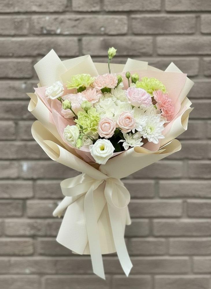 Букет цветов из: Гвоздики, Розы, Лизиантусы и Хризантемы в Новоульяновском