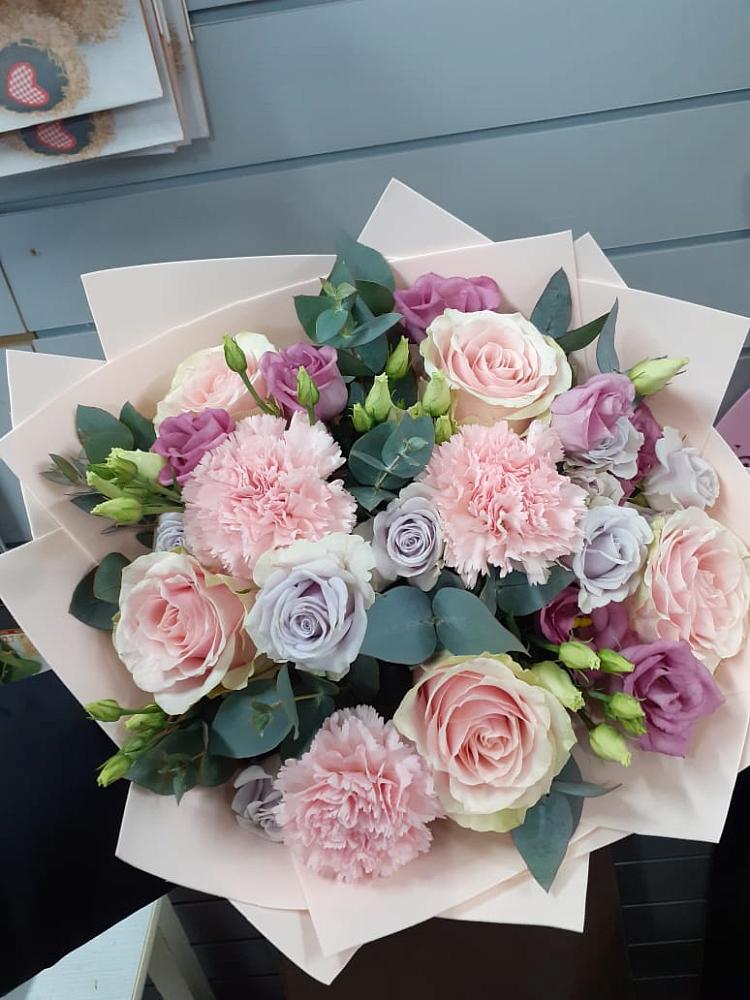 Букет цветов из: Розы, Гвоздики и Лизиантусы в Новоульяновском